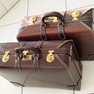 Harde leren reiskoffers. Hoge kwaliteit bagagerekken in vintage retrostijl. Weekendtassen. Ga uitstekend met een oldtimer