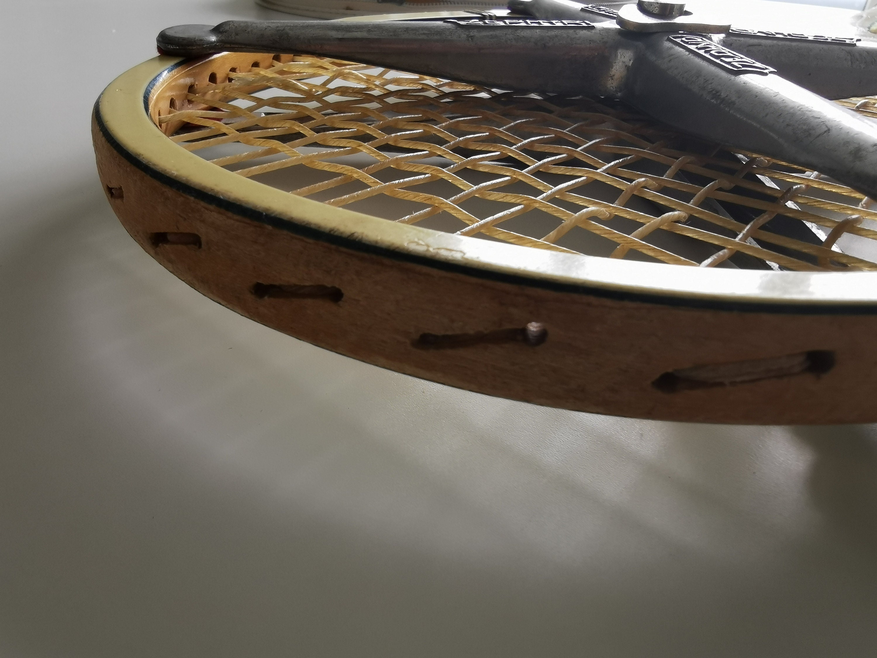 Raquette de tennis vintage bois tad classic Davis avec tendeur Raquette de tennis vintage bois tad classic Davis avec tendeur
