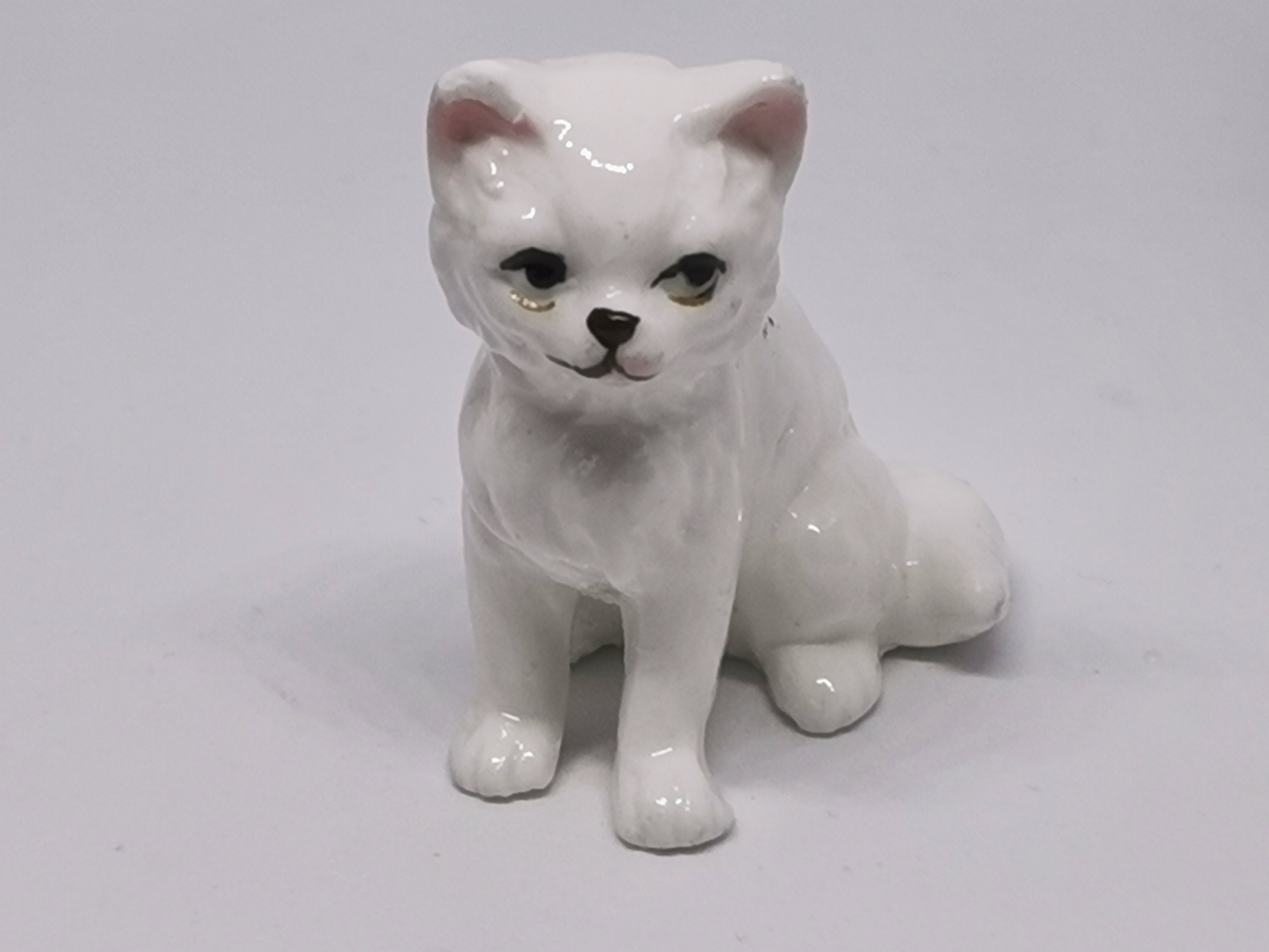 紫研磁器の猫の置物 ファインボーンチャイナ、日本製（1950 年代頃