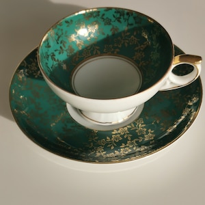 Johann Seltmann Vohenstrauss Vintage Gold Encrusted Porzellan Feinknochen Mokkatasse Tasse mit Untertasse aus Bayern, Deutschland (ca. 1940)