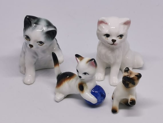 紫研磁器の猫の置物 ファインボーンチャイナ、日本製（1950 年代頃