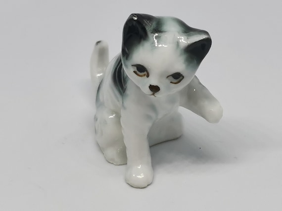 紫研磁器の猫の置物 ファインボーンチャイナ、日本製（1950 年代頃