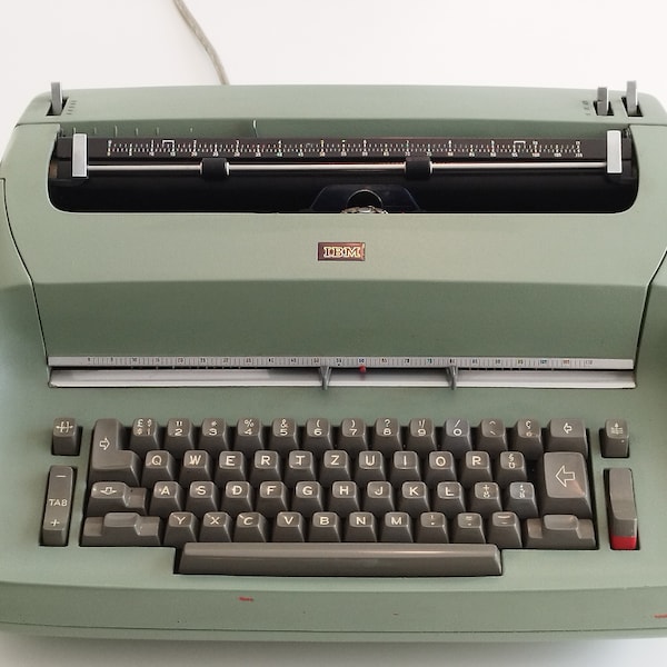 Máquina de escribir eléctrica vintage IBM Selectric "Golf ball" en color verde esmeralda original, Suiza (c. 1960)