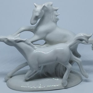 Wagner & Apel (Lippelsdorf Porzellanfiguren) Wild Horses White Porcelain 12 cm (4.7”) tall Figurine (c. 1950s)