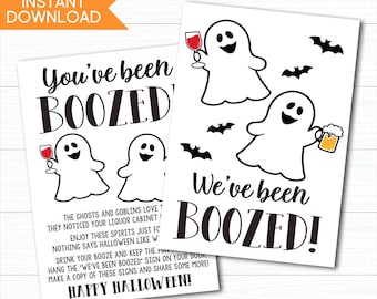 Könnte beinhalten: Zwei druckbare Schilder zum Thema Halloween mit den Sätzen "You've been BOOZED!" und "We've been BOOZED!". Die Schilder zeigen Cartoon-Geister, die Getränke und Fledermäuse halten. Der Text "HAPPY HALLOWEEN!" ist ebenfalls sichtbar.