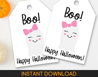 Pode incluir: Duas etiquetas de presente brancas de Halloween com uma ilustração de fantasma fofo. Cada fantasma tem um laço rosa e bochechas rosadas. As etiquetas dizem "Boo!" e "Happy Halloween!" em escrita preta. O banner inferior diz "INSTANT DOWNLOAD".