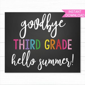 Könnte beinhalten: Ein schwarzes Schild aus Schiefer mit dem Text "goodbye third grade hello summer!" in Weiß. Das Wort "third" ist in Regenbogenfarben geschrieben.