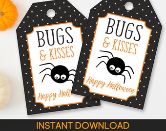 Pode incluir: Duas etiquetas de presente de Halloween em preto e branco com o texto "BUGS & KISSES" e uma aranha de desenho animado. As etiquetas têm um padrão de bolinhas e as palavras "Happy Halloween".