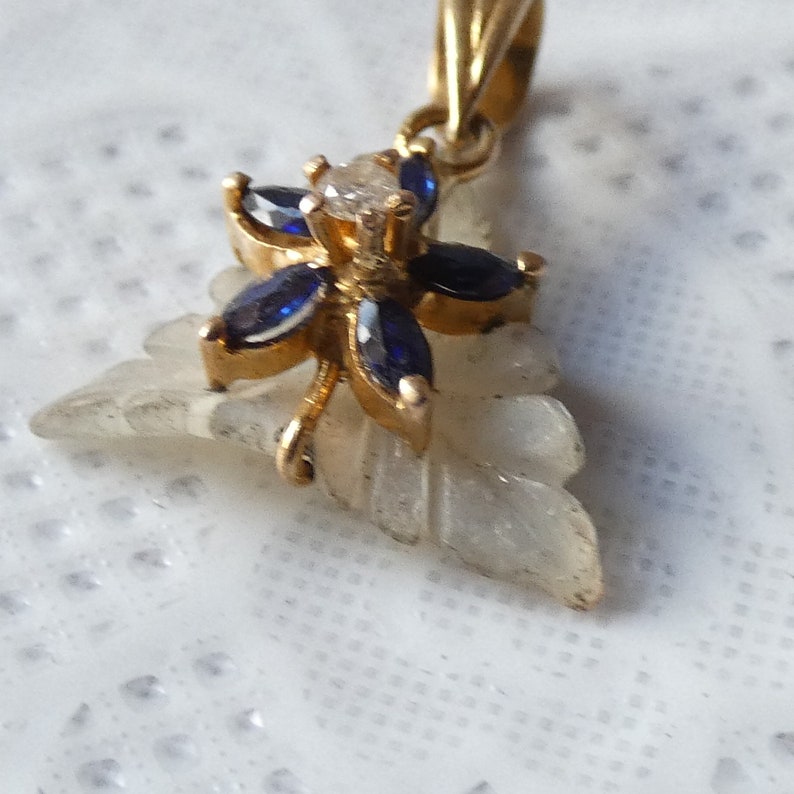 Beautiful 18ct Yellow Gold Sapphire Diamond Mother of Pearl Flower Necklace Pendant
