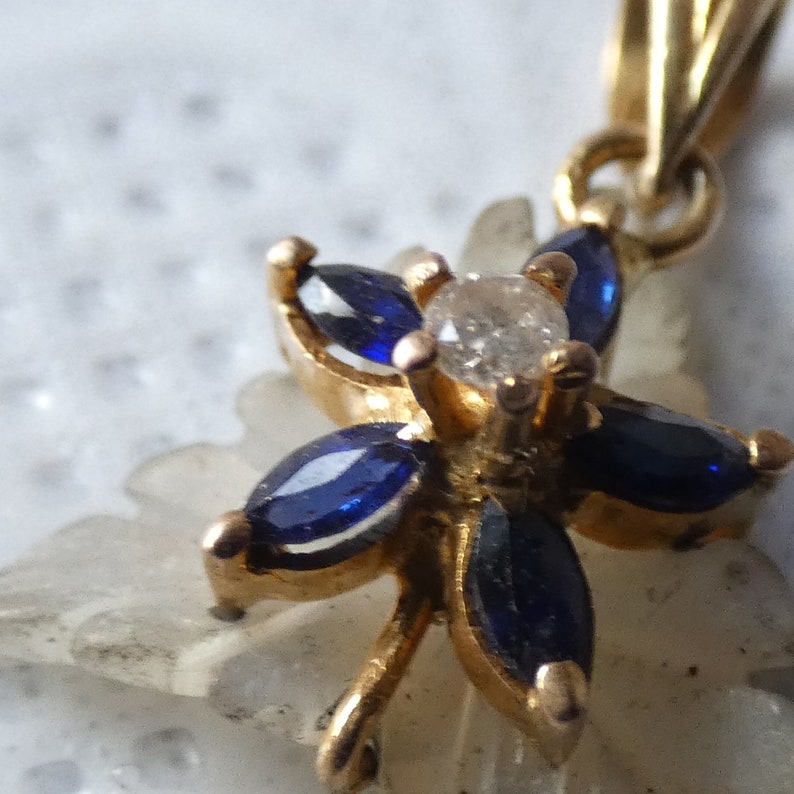 Beautiful 18ct Yellow Gold Sapphire Diamond Mother of Pearl Flower Necklace Pendant