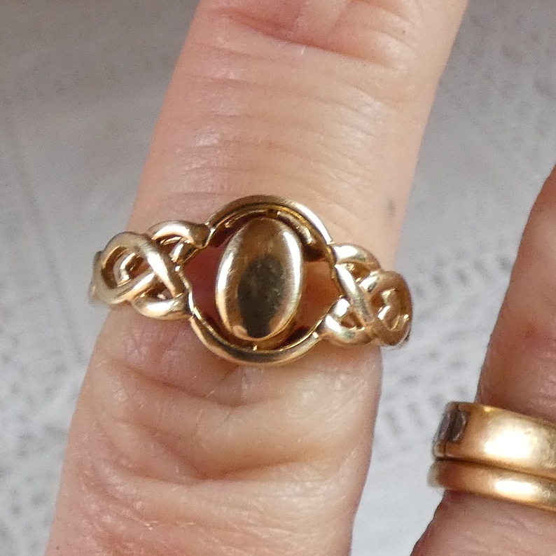 9ct Yellow Gold Spinning Amethyst Signet Ring