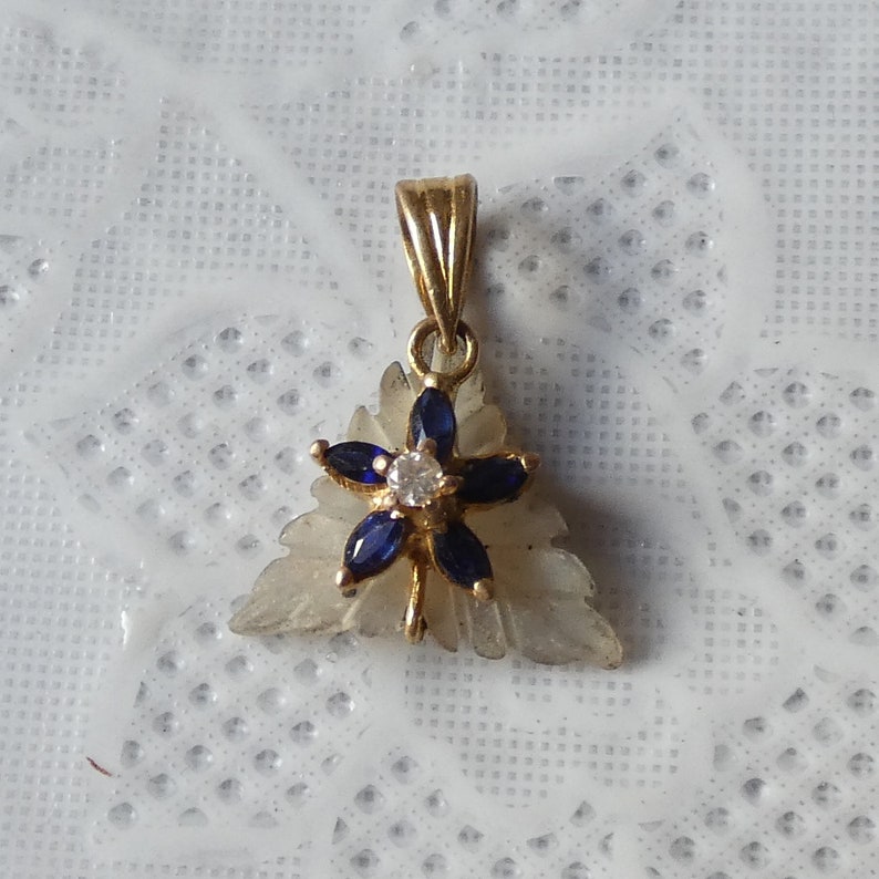 Beautiful 18ct Yellow Gold Sapphire Diamond Mother of Pearl Flower Necklace Pendant
