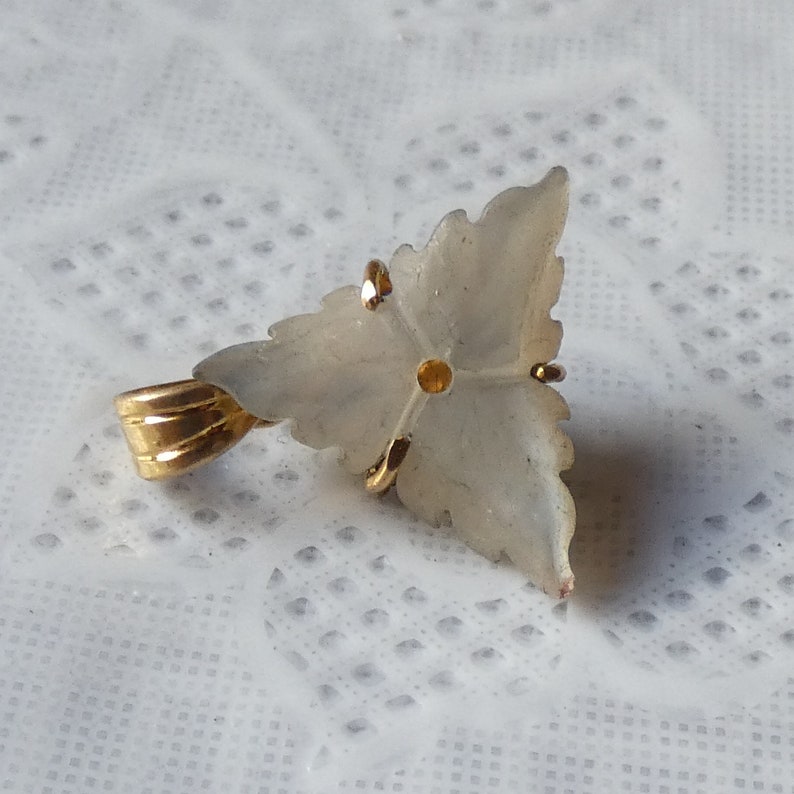 Beautiful 18ct Yellow Gold Sapphire Diamond Mother of Pearl Flower Necklace Pendant