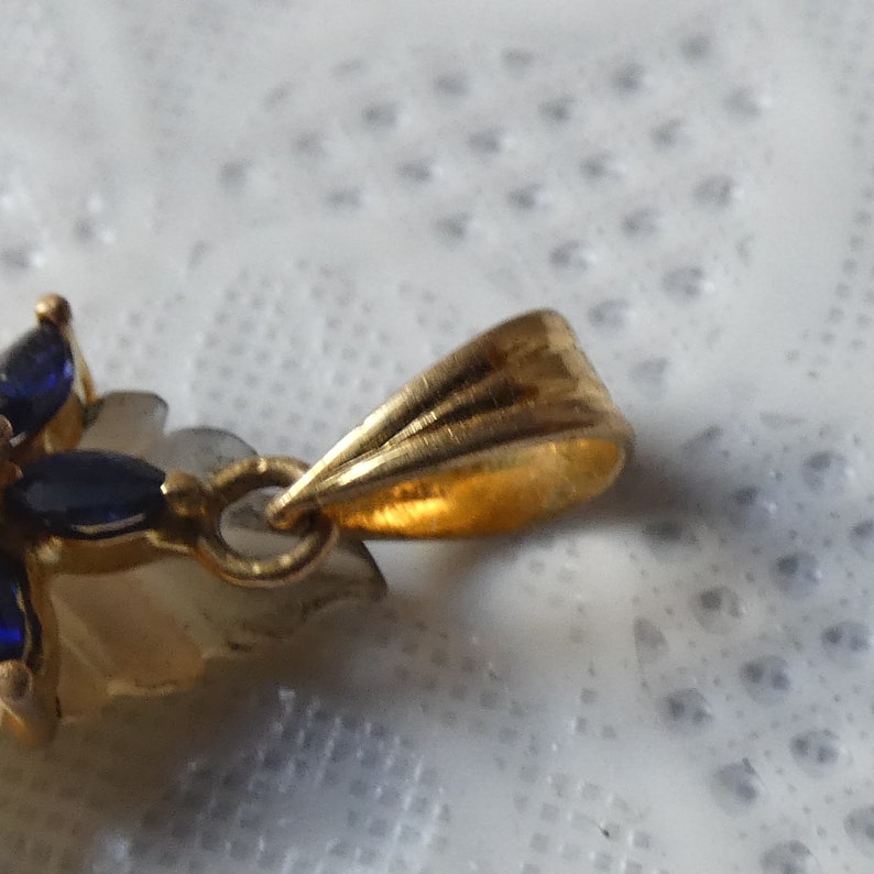 Beautiful 18ct Yellow Gold Sapphire Diamond Mother of Pearl Flower Necklace Pendant