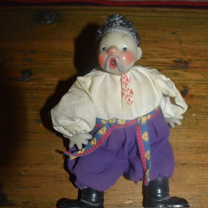 Boneca folclórica russa. Boneca folclórica vintage da URSS. Boneca dançarina folclórica. Cossaca russa.