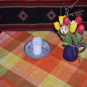 Finnischer Leinen Tischläufer. Skandinavische Retro-Tischdecke in frühlingsfrischen Farben.