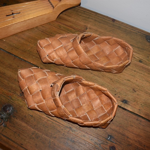 Chaussures en écorce de bouleau. Pots naturels. Sabots traditionnels en bois. Fait main en Finlande.