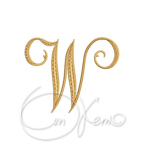 Puede incluir: Una letra W bordada en oro con un adorno decorativo. La letra está bordeada con pequeñas cuentas doradas.