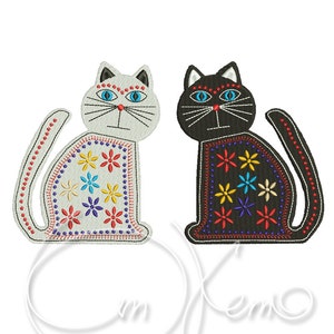 Puede incluir: Dos gatos bordados, uno blanco y otro negro, con patrones florales coloridos en sus cuerpos. Los gatos están sentados con sus colas enroscadas alrededor de sus patas.