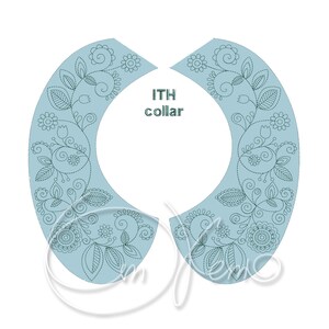 Può includere: Un motivo floreale blu e bianco per un design di ricamo per colletto in-the-hoop (ITH). Il design presenta un motivo ripetitivo di fiori, foglie e volute. Il testo "ITH collar" è incluso nel design.
