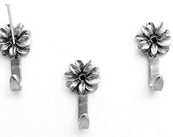 Mini Flower Hooks for Wall, Daisy Jewelry & Key Hooks, Decorative Floral Wall Hangers, Set of 3, Antique Silver Home Decor