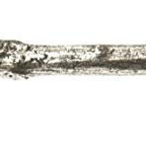 Op de afbeelding: Een zilveren metalen kastgreep in de vorm van een tak met een knoop in het midden.