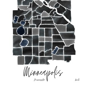 Może przedstawiać: Czarno-biała mapa akwarelowa Minneapolis, Minnesota. Mapa przedstawia dzielnice miasta i główne ulice. Tekst "Minneapolis" i "Minnesota" jest napisany pod mapą.
