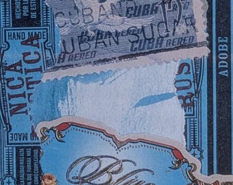 Puede incluir: Un collage con sellos y etiquetas azules. Los sellos, con la inscripción "CUBA AEREO", representan una paloma. También hay una etiqueta con "Blue" y "MMXXV". El fondo es azul claro texturizado.