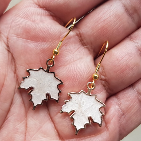 Witte Maple Leaf oorbellen, hypoallergeen handgemaakt verjaardagscadeau, vakantiecadeau, titanium oorbellen Canada souvenir trots cadeau voor moeder verkoop