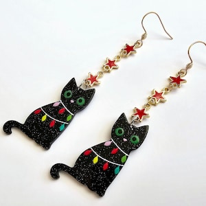 Pendientes navideños de gato negro: pendientes de titanio hipoalergénicos para orejas sensibles, regalo de cumpleaños de gato hecho a mano, luces navideñas, joyería navideña.