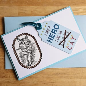 Katze Held Vatertagskarte: Lustige Grußkarte, lustige personalisierbare Karte, Wortspielkarte, interaktives Briefpapier mit Samtband