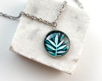 Green fern leaf necklace for elegant woman, botanical pendant perfect for evening date, gift for best friend, medallion for nature lover