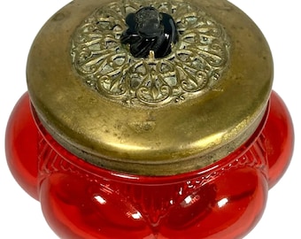Bombonera antigua de cristal rubí: tapa de latón con filigrana y decoración de camafeos