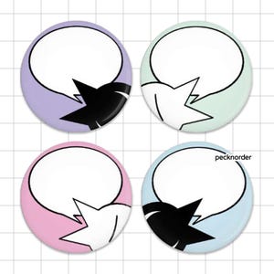 Può includere: Quattro spille rotonde con sfondi pastello color lavanda, verde menta, rosa e azzurro. Ogni spilla presenta una grafica a fumetto bianco con un accento a forma di stella nera o bianca. Il testo "pecknorder" è visibile nell'immagine.