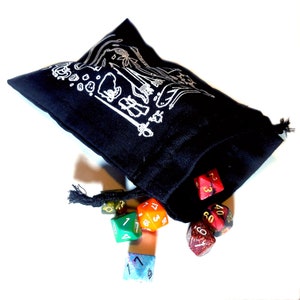 Pode incluir: Uma bolsa preta de cordão com um desenho branco de uma espada e outros símbolos. A bolsa está derramando sete dados coloridos com números brancos.