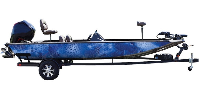 Pu&ograve; includere: Una barca da pesca mimetica blu e nera con un rimorchio. La barca ha due sedili e un motore.