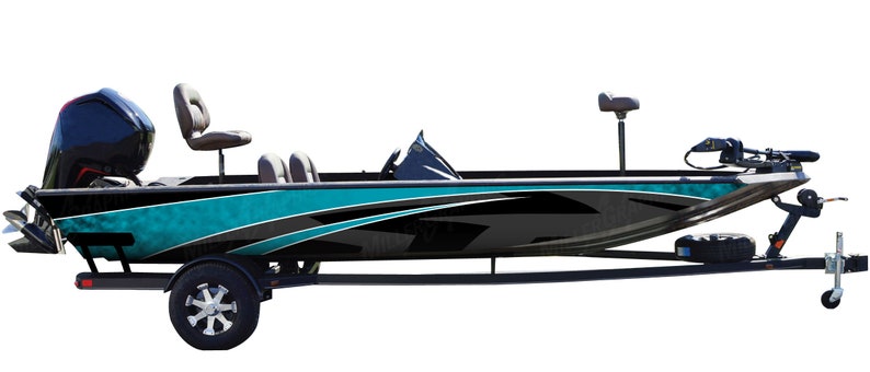 K&ouml;nnte beinhalten: Ein schwarzes und t&uuml;rkisfarbenes Bassboot mit einem schwarz-wei&szlig;en Grafikdesign an der Seite. Das Boot befindet sich auf einem Anh&auml;nger mit einer einzelnen Achse und einem Reserverad.