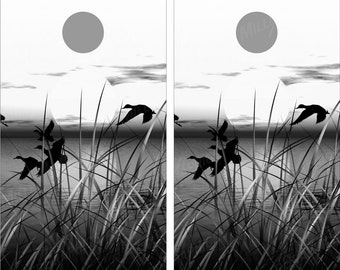 Puede incluir: Ilustración en blanco y negro de una puesta de sol sobre un lago con hierba alta y patos volando. El sol es un círculo grande en el cielo.