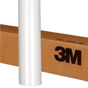 Puede incluir: Un rollo de pel&iacute;cula adhesiva blanca 3M con respaldo adhesivo. El rollo est&aacute; empaquetado en una caja de cart&oacute;n marr&oacute;n con el logotipo de 3M y las palabras "This Side Up".