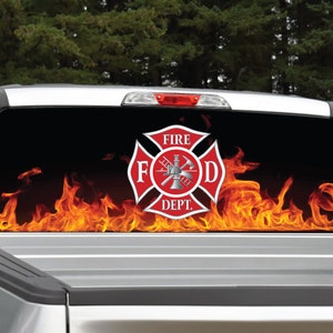 Può includere: Un adesivo rosso e argento dei vigili del fuoco con fiamme su sfondo nero. L'adesivo presenta una croce con le lettere "F.D." e le parole "Fire Dept."