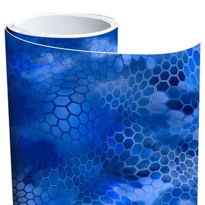 Pu&ograve; includere: Un rotolo di vinile blu con un motivo esagonale. Il motivo &egrave; un design mimetico con uno schema di colori blu e bianco.