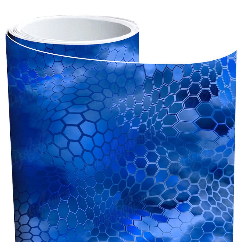 Pu&ograve; includere: Un rotolo di vinile blu con un motivo esagonale. Il motivo &egrave; un design mimetico con uno schema di colori blu e bianco.
