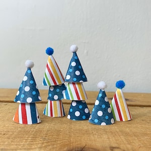 Mini Partyhütchen mit Bommeln: Blau, Gestreift, und Polka Dot - 10er Set