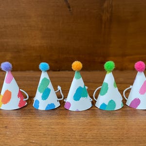 Set di DIECI MINI cappelli da festa per animali, cupcake, cake topper o decorazioni con elastico nei colori primari