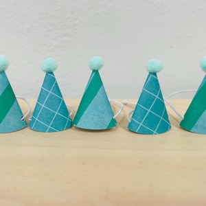 Mini Partyhütchen mit Pom Poms: Tier Tortenfiguren, Primärfarben