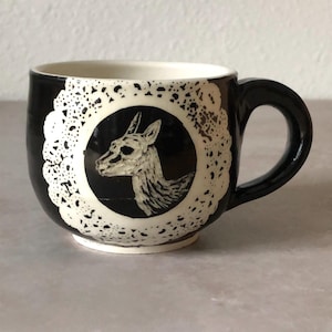 Artisan Sgraffito Tierbecher | Einzigartiges 11 Unzen handgeschnitztes Keramikgeschenk