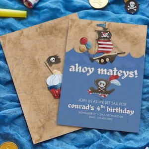 Puede incluir: Invitación a una fiesta de cumpleaños con temática pirata con una ilustración de un barco pirata y el texto "ahoy mateys!". La invitación está sobre un fondo azul con decoraciones temáticas piratas.