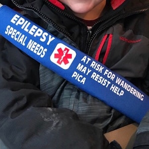 Copri cintura di sicurezza con allarme medico stampato personalizzato - Copri cintura di sicurezza per autismo - Copri cintura di sicurezza per esigenze speciali - Paralisi cerebrale - Sindrome di Down