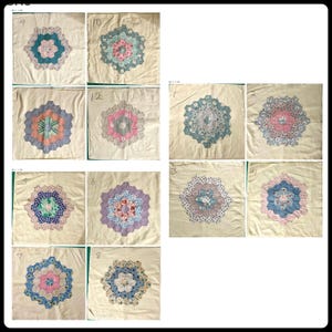 Könnte beinhalten: Eine Sammlung von zwölf quadratischen Stoffbahnen, die jeweils ein zentrales hexagonales Quiltblock-Design aufweisen. Die Blöcke bestehen aus verschiedenen floralen und geometrischen Baumwollstoffen in Blau-, Rosa-, Grün- und Weißtönen auf einem cremefarbenen Hintergrund. Jedes Feld ist von eins bis zwölf nummeriert.