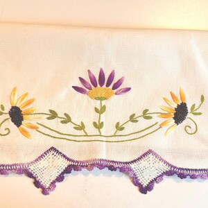 Camino de mesa estilo cabaña vintage de mediados de siglo, bordado a mano, con borde de crochet morado